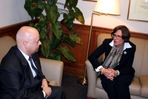 Su JAV ambasadore Lietuvoje Anna Elizabeth Derse kalbasi  „Bičiulio“ žurnalistas Alvydas Geštautas