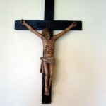 Kryžius. Iš Kelmės krašto muziejaus rinkinio. Sukūrimo data ir autorius nežinomi. Krucifiksas – medinis Šį kryžių šiais (2012) metais muziejui padovanojo Kelmės rajono garbės pilietis Vytautas Dudėnas.