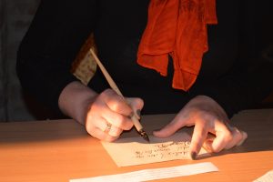 Edukacijos metu moksleiviai mokosi rašyti plunksna barokiniu šriftu (Kultūros centro muziejaus nuotr.).